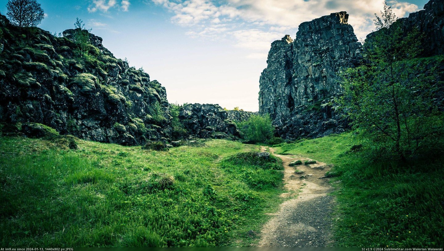#Iceland #Trail #Divide #Ingvellir #Running #Continental [Earthporn] A trail running through the continental divide at Þingvellir, Iceland [oc][2579 x 1449] Pic. (Bild von album My r/EARTHPORN favs))