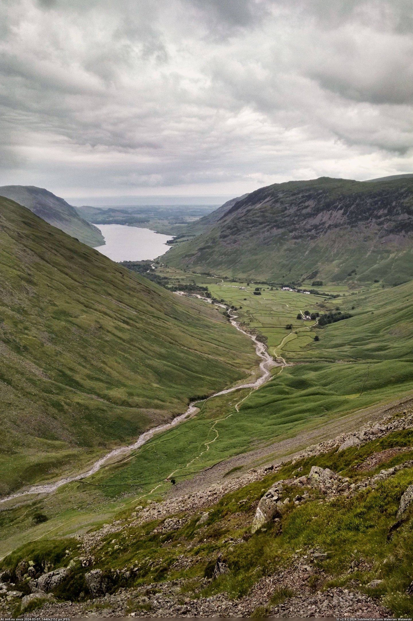 #Great #Lake #Gable #Wastwater #England #District [Earthporn] A view down to Wastwater from Great Gable, Lake District, England [2405x3607][OC] Pic. (Image of album My r/EARTHPORN favs))