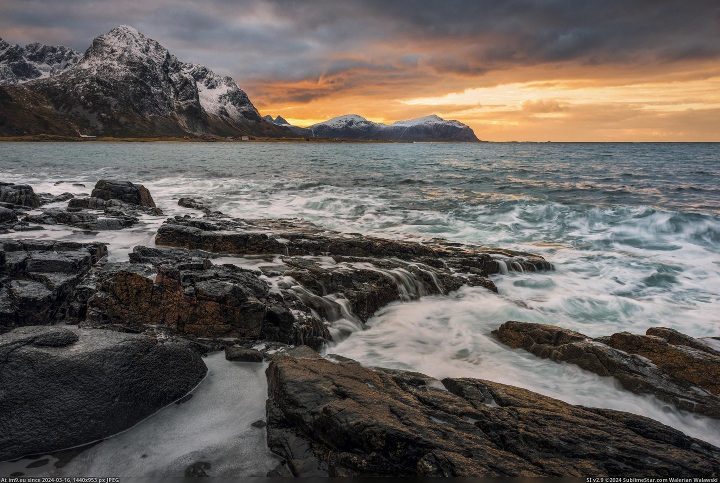 #Sunset #Winter #Wave #2048x1367 #Action #Norway [Earthporn]  A winter sunset with some of wave action near Ramberg, Norway [2048x1367] Pic. (Bild von album My r/EARTHPORN favs))