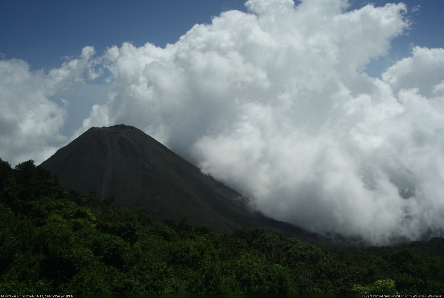 #Clouds #Salvador #Engulfing #Izalco #2916x1944 #Volcan [Earthporn] Clouds engulfing El Volcan Izalco, El Salvador [OC] [2916x1944] Pic. (Obraz z album My r/EARTHPORN favs))