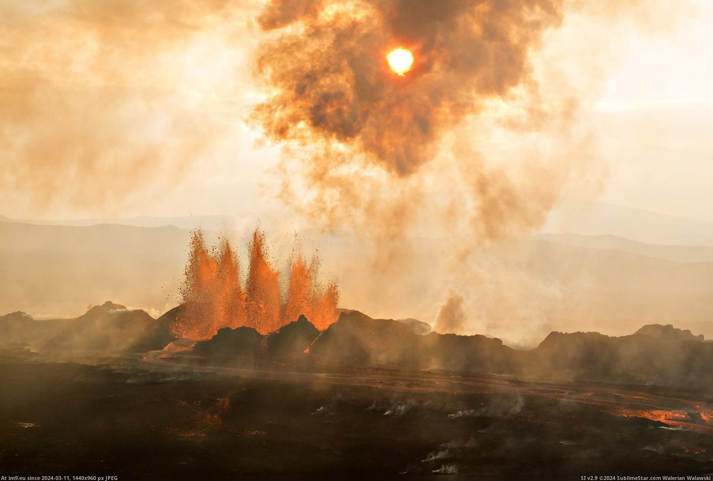 #Photo #Iceland #Fissure #Haukur #Snorrason #Eruption #Holuhraun [Earthporn] Fissure eruption at Holuhraun, Iceland. Photo by Haukur Snorrason [2048x1378] Pic. (Image of album My r/EARTHPORN favs))