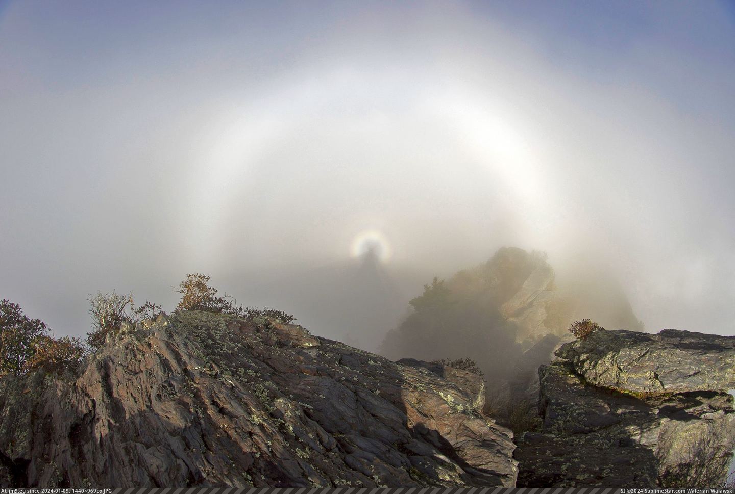 [Earthporn] Halo and rainbow - from Chimney Tops, TN [1920x1276] (in My r/EARTHPORN favs)