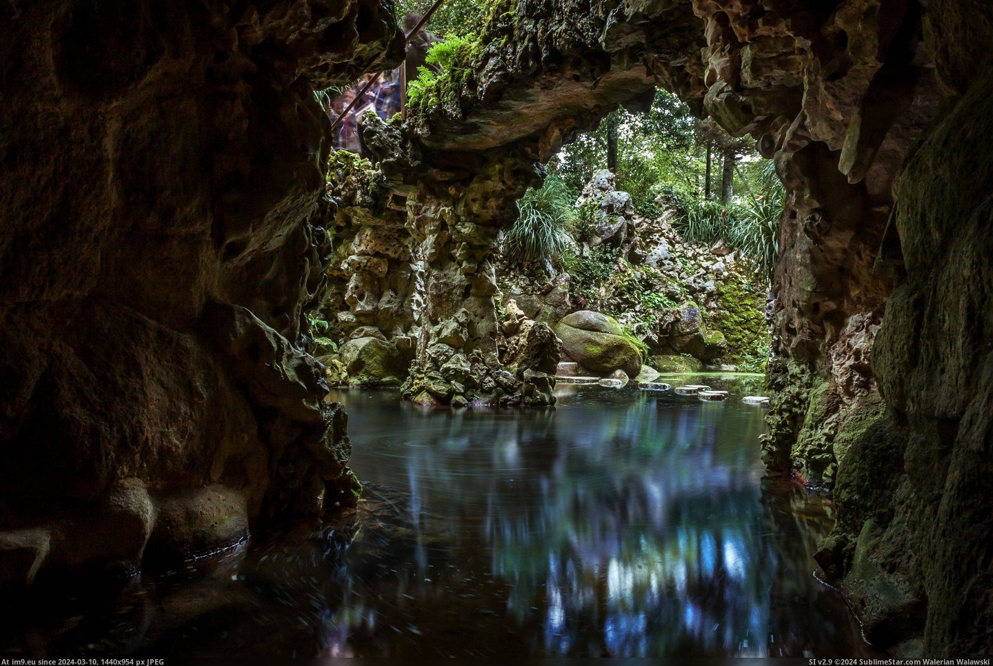 #Hidden #Cave #Quinta #Regaleira #Sintra #Entrance #Portugal [Earthporn] Hidden cave entrance at Quinta da Regaleira in Sintra, Portugal [OC] [2826x1884] Pic. (Obraz z album My r/EARTHPORN favs))