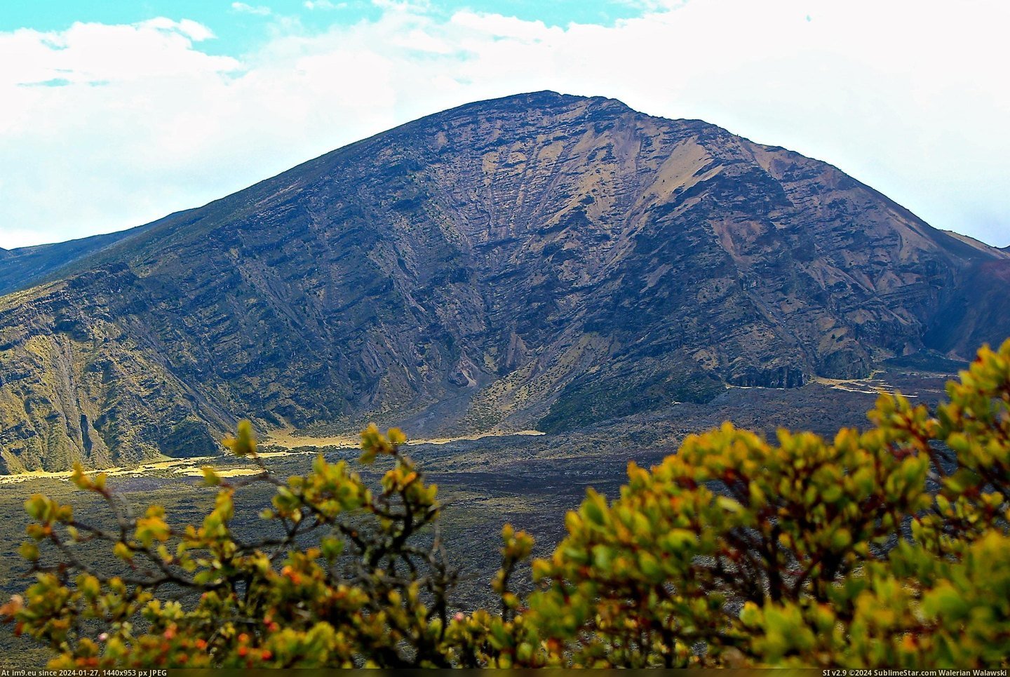 #Hiking #Maui #2592x1728 #Volcano [Earthporn] Hiking Maui's Volcano  [2592X1728] Pic. (Image of album My r/EARTHPORN favs))