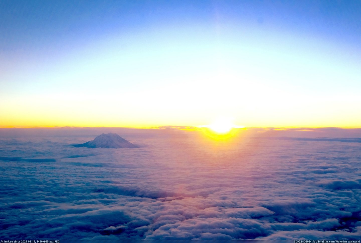 #Beautiful #Morning #Flew #4000x2667 #Sunrise #Rainier [Earthporn] I flew over Mt. Rainier this morning and the Sunrise was beautiful!  [4000x2667] Pic. (Image of album My r/EARTHPORN favs))