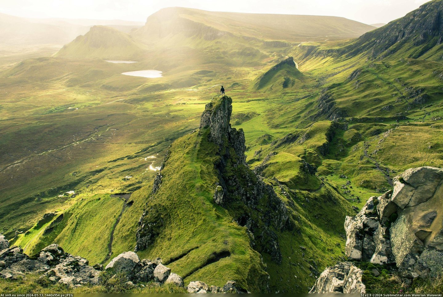 #Was #Area #Isle #Suggested #Quiraing #Skye #Scenery [Earthporn] I was suggested to post this here. This is the Quiraing area of the Isle of Skye, with me taking in the scenery. [26 Pic. (Obraz z album My r/EARTHPORN favs))