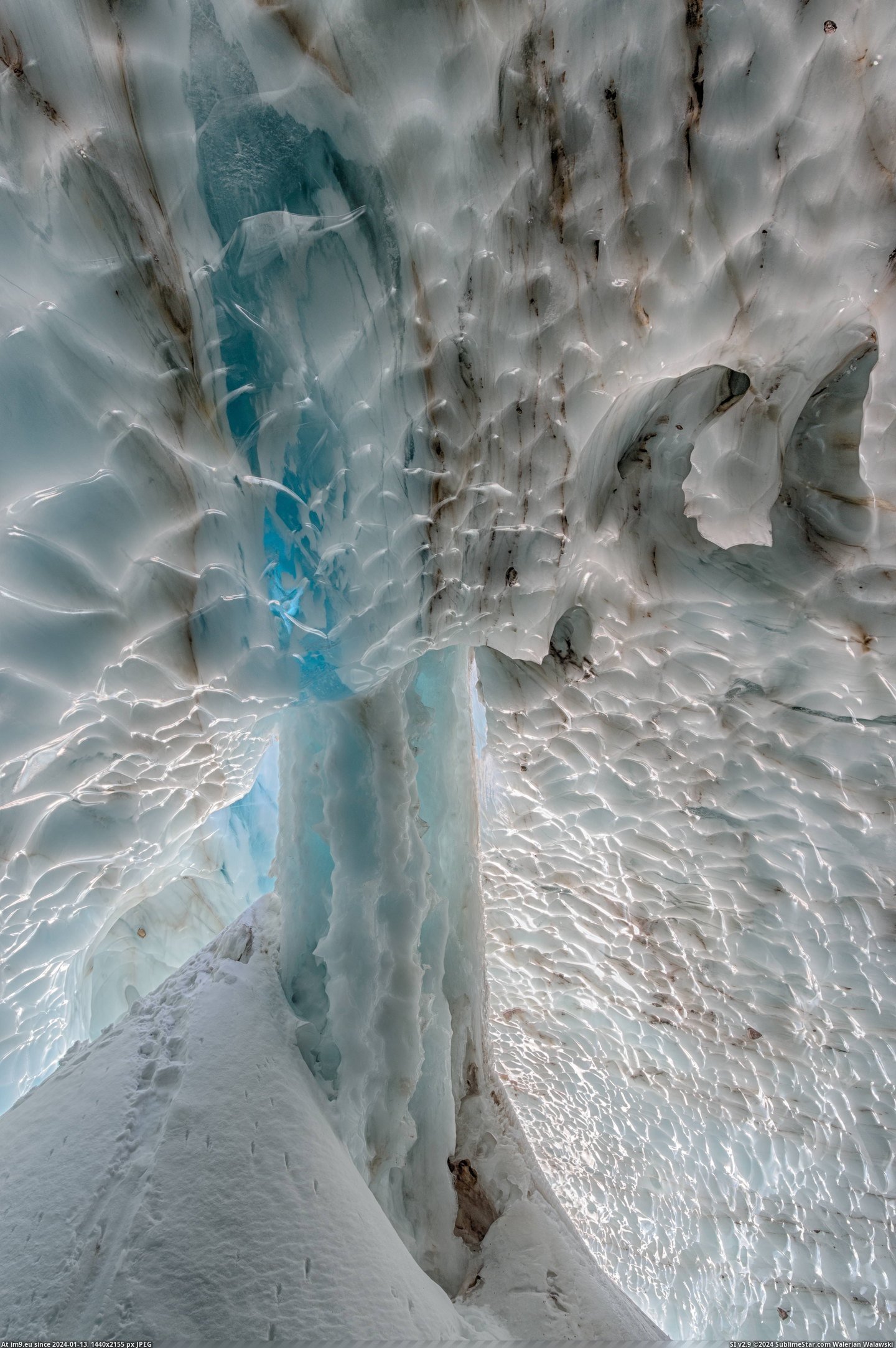 #Photo #Large #Ice #Sandy #Jason #Robert #Pillar #Glacier #Hood #George [Earthporn] Large ice pillar inside the sandy glacier on Mt. Hood [4012x6013]  Photo by: Jason Robert George Pic. (Bild von album My r/EARTHPORN favs))