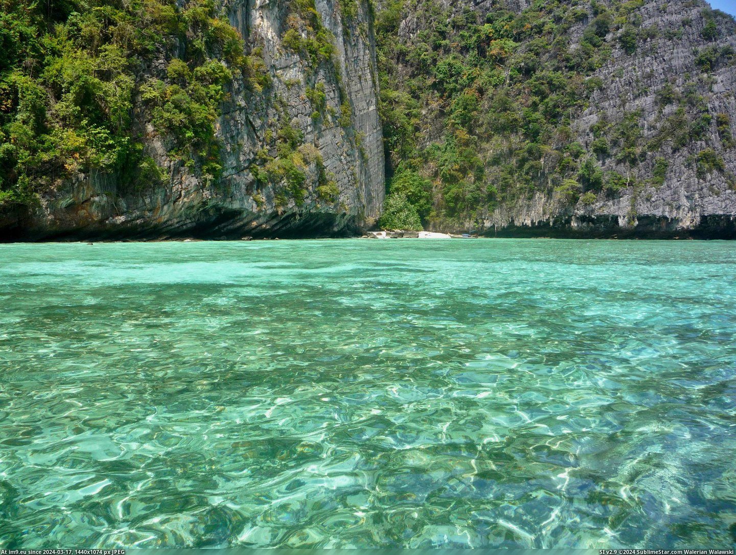 #Glass #Islands #Phi #Emerald #Thailand [Earthporn] Like emerald glass... (Phi Phi Islands, Thailand) [OC] [3648 × 2736] Pic. (Image of album My r/EARTHPORN favs))
