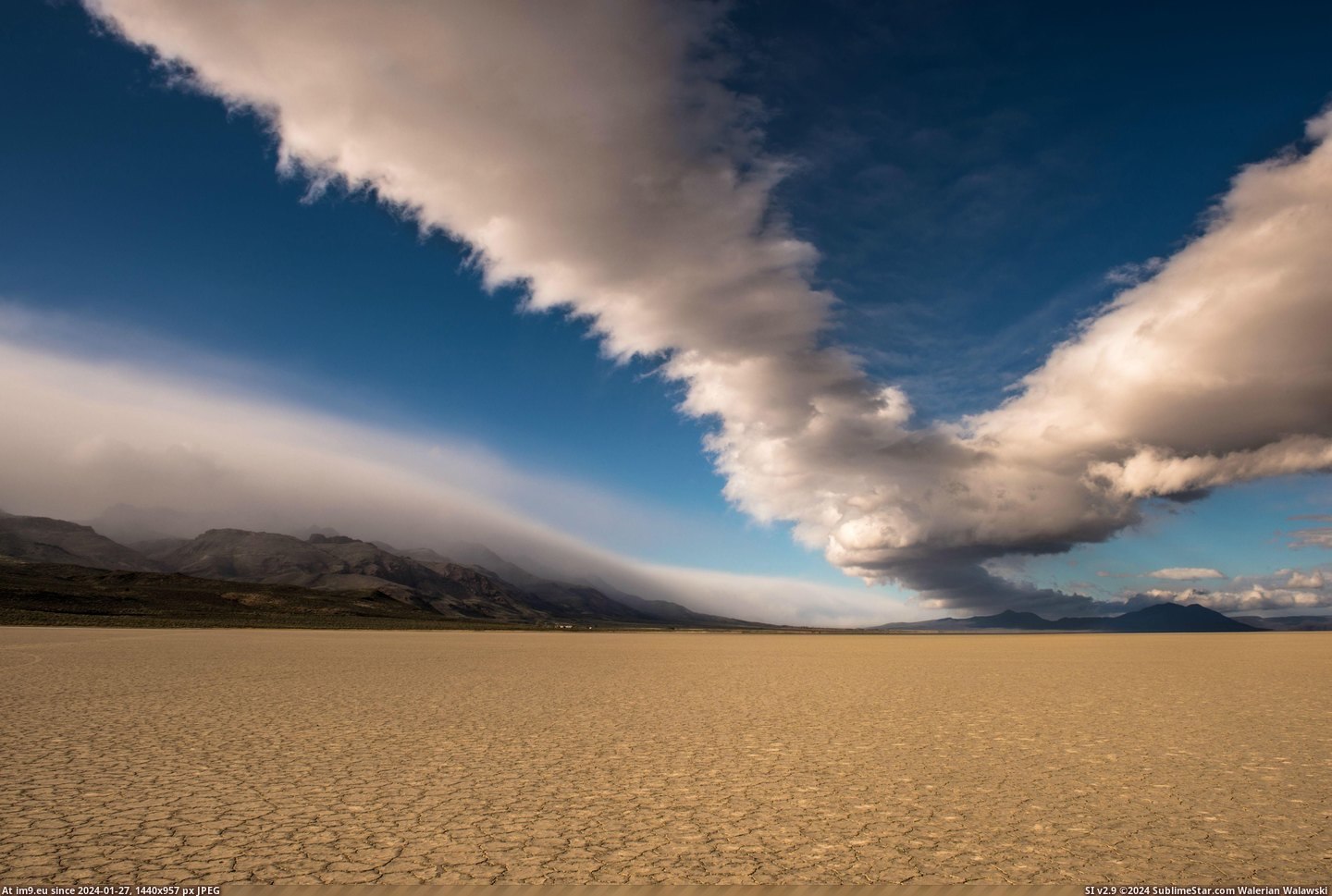 #Massive #Sky #Desert #Carried #Wind #Tunnels #Clouds #Incredible #Shape [Earthporn] Massive wind tunnels carried these clouds in an incredible 'V' shape through the sky in the Alvord Desert, OR  [4416 Pic. (Изображение из альбом My r/EARTHPORN favs))