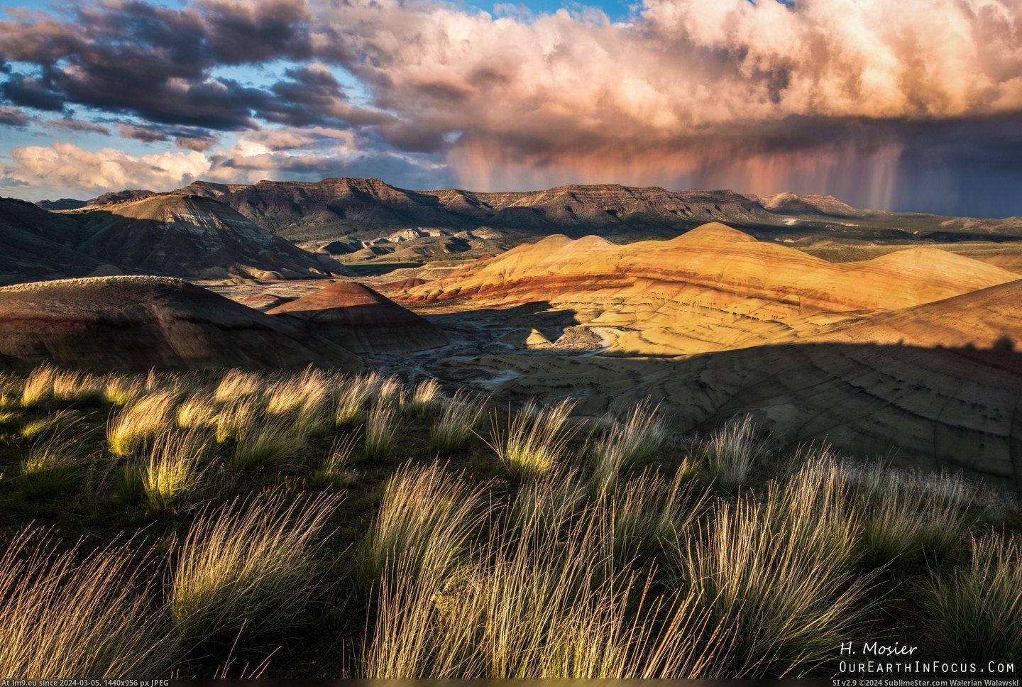 #Sunset #Light #Buddy #Painted #Watching #Hills #Pleasure #Storm #Rain [Earthporn] Me and my buddy had the pleasure of watching a sunset light up a rain storm in The Painted Hills, OR [4075x2716] Pic. (Obraz z album My r/EARTHPORN favs))