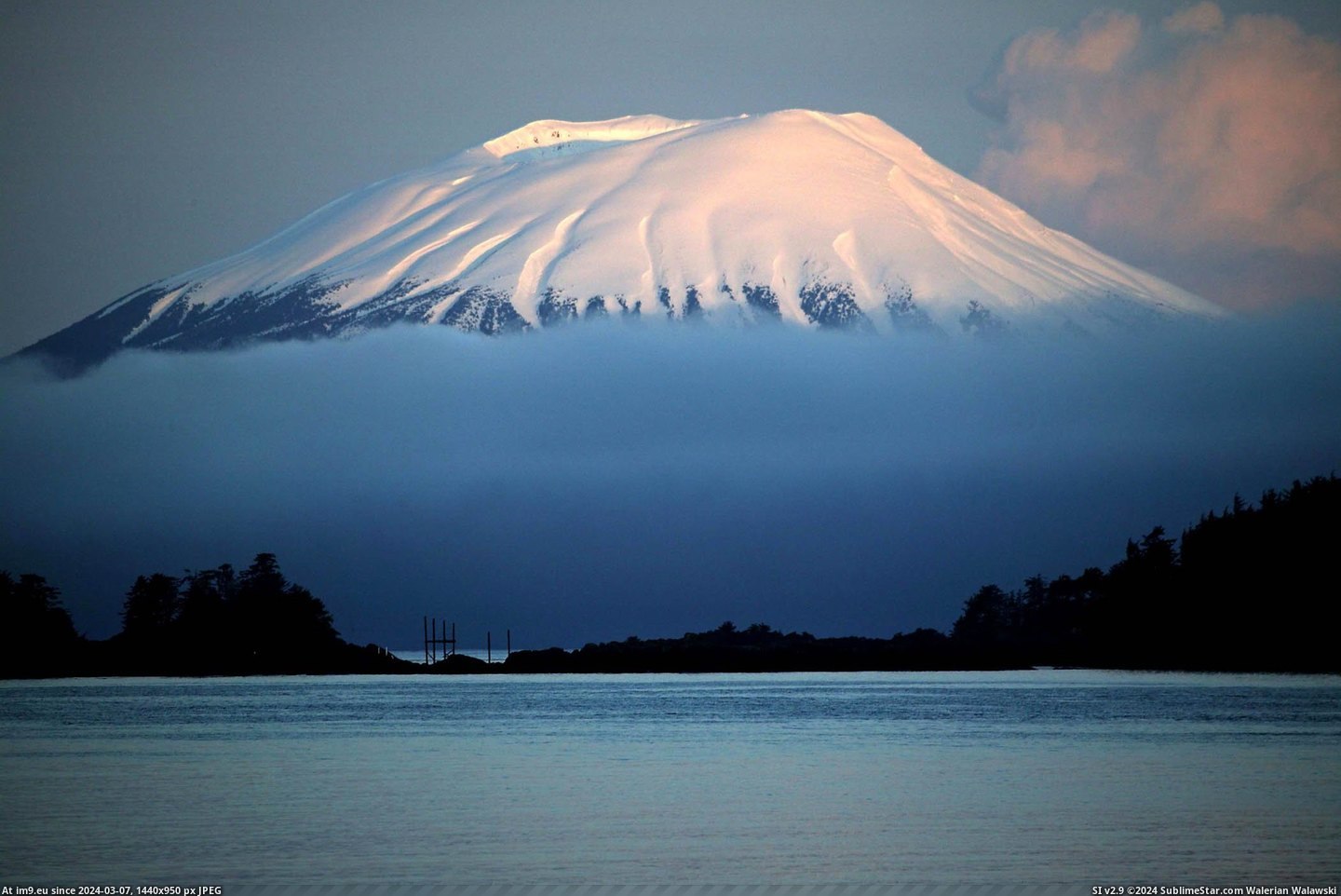 #Out #Mount #Sitka #Edgecumbe #Fog #Rising [Earthporn] Mount Edgecumbe rising out of the fog (Sitka, AK) [2100x1397] Pic. (Obraz z album My r/EARTHPORN favs))