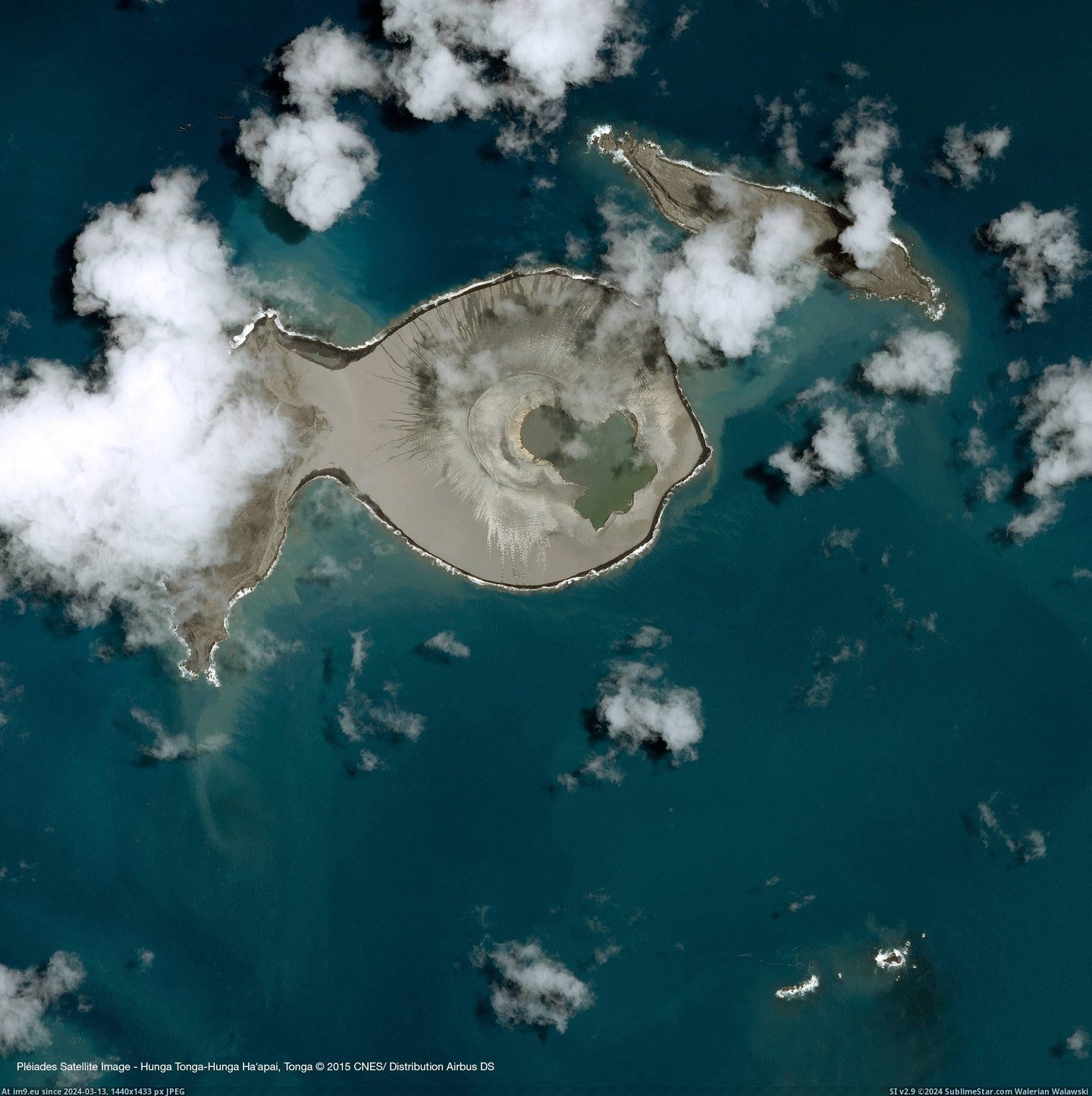 #World #Island #Formed #Newest #Volcano #Underwater [Earthporn] Newest island in the world: formed by underwater volcano Hunga Tonga [2500x2500] Pic. (Изображение из альбом My r/EARTHPORN favs))