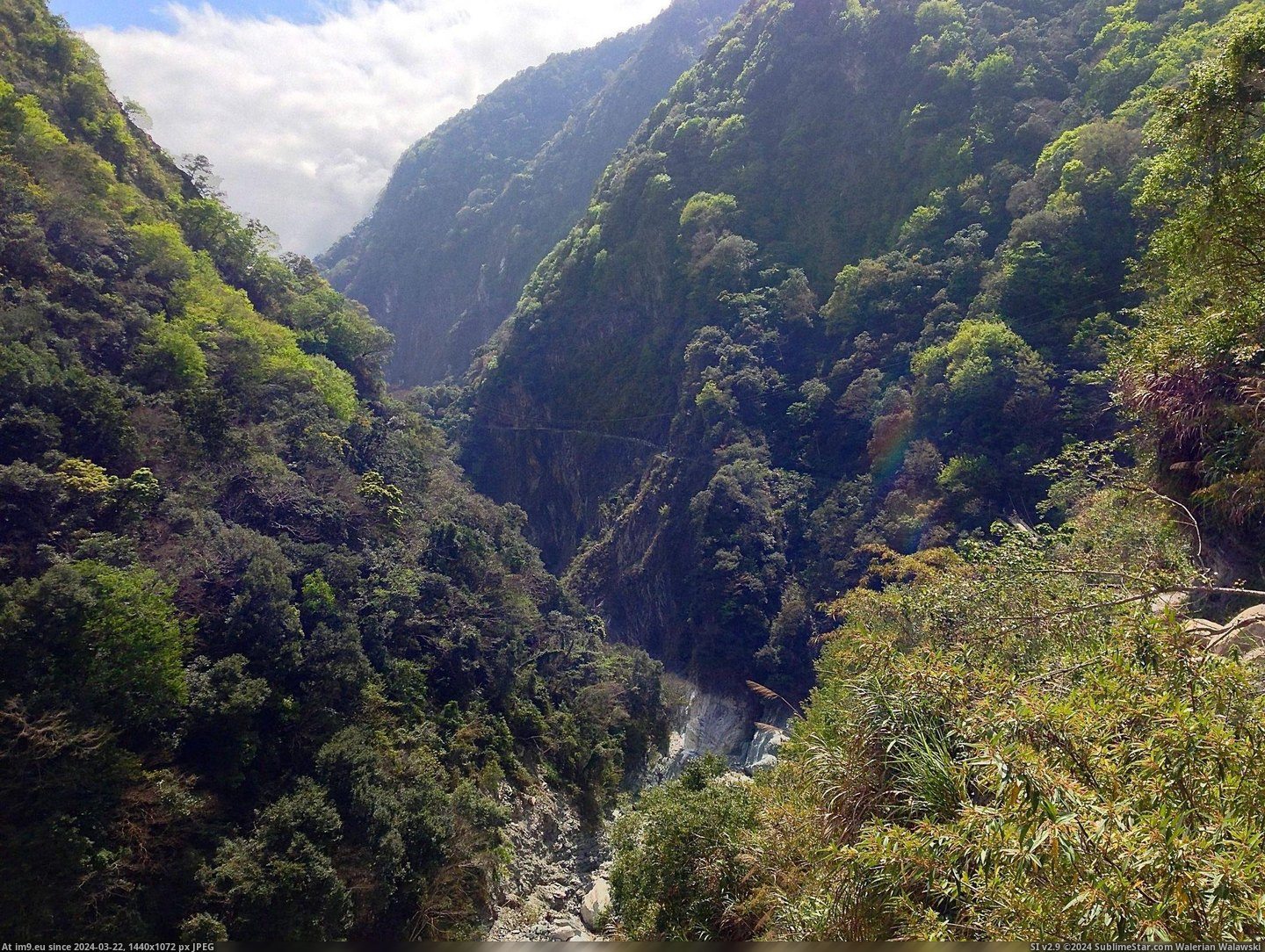 #Hiking #Taiwan #Taroko #Gorge [Earthporn] OC- Taken while hiking in Taroko Gorge, Taiwan. [2203 x 1652] Pic. (Obraz z album My r/EARTHPORN favs))