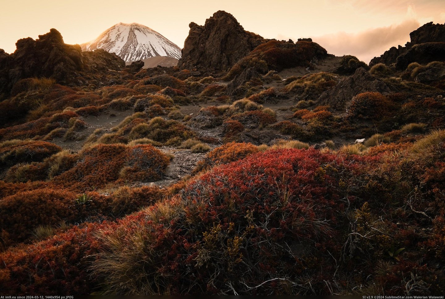 #Sun #Mount #Track #Dipping #Tongariro #Zealand #Northern [Earthporn] Probably need more New Zealand here. The sun dipping behind Mount Ngauruhoe from Oturere track, Tongariro Northern C Pic. (Bild von album My r/EARTHPORN favs))