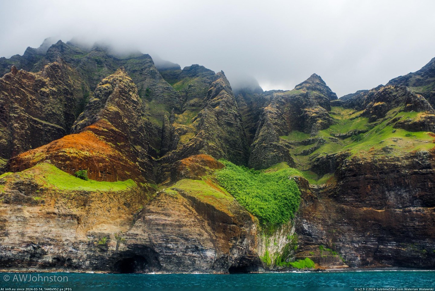 #Cliffs #Seaside #Kaua #Foggy #Caves [Earthporn] Seaside caves under foggy cliffs. Kaua'i, HI [3126x2078][OC] Pic. (Image of album My r/EARTHPORN favs))