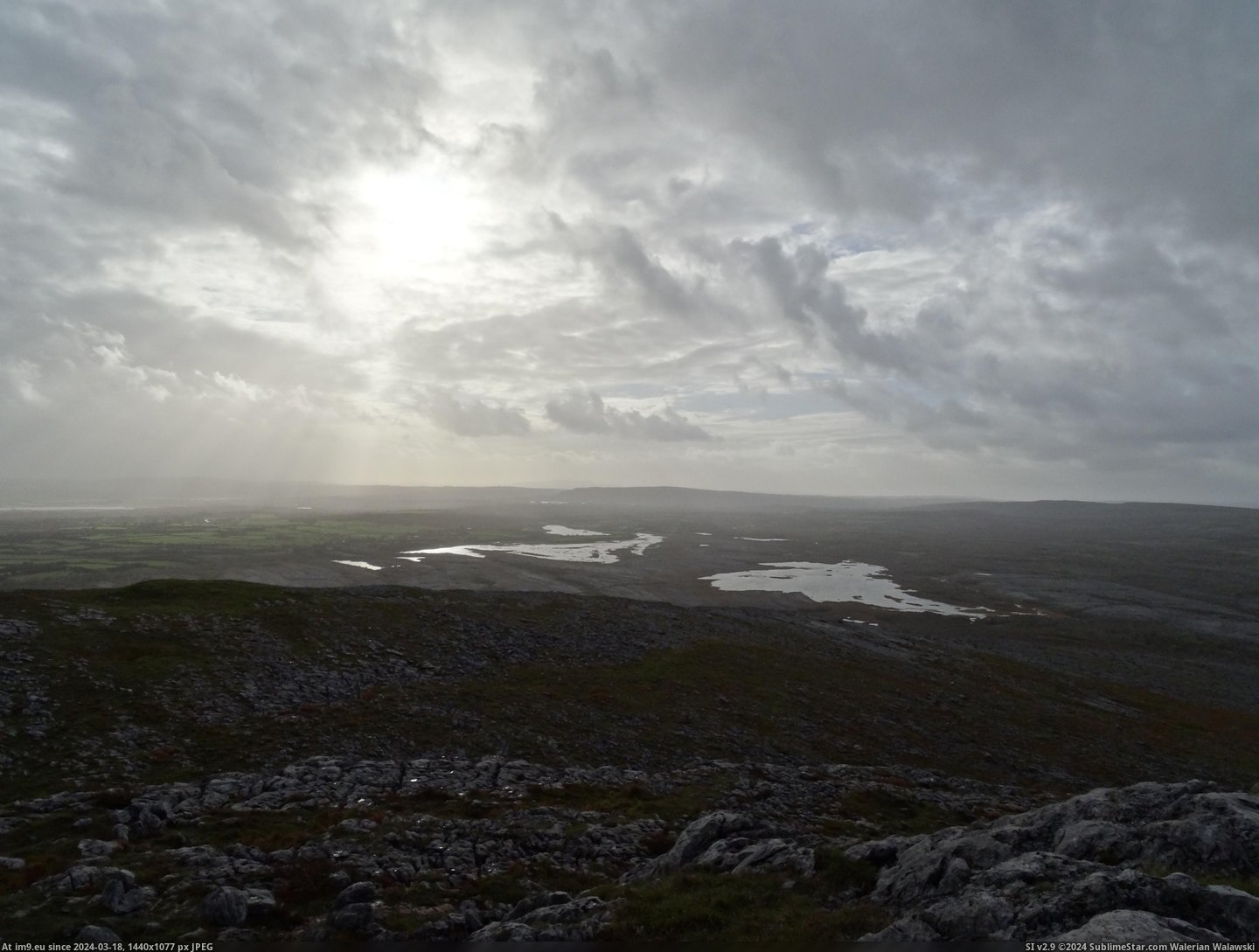 #Lakes #Seasonal #Mullaghmore #Clare #Burren [Earthporn] seasonal lakes in the burren, clare, seen from the Mullaghmore[OC][5184*3888] Pic. (Bild von album My r/EARTHPORN favs))