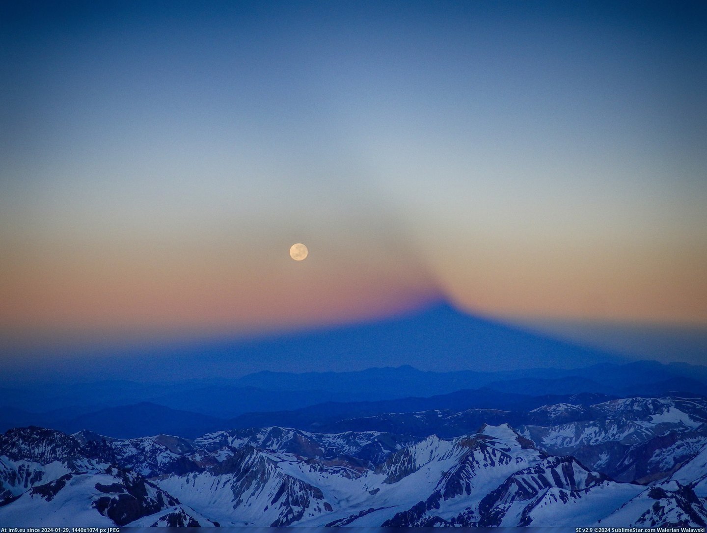 #Full #Morning #Shadow #Christmas #Moon [Earthporn] Shadow of Aconcagua and Full Moon Christmas Morning [2970x2228] Pic. (Image of album My r/EARTHPORN favs))
