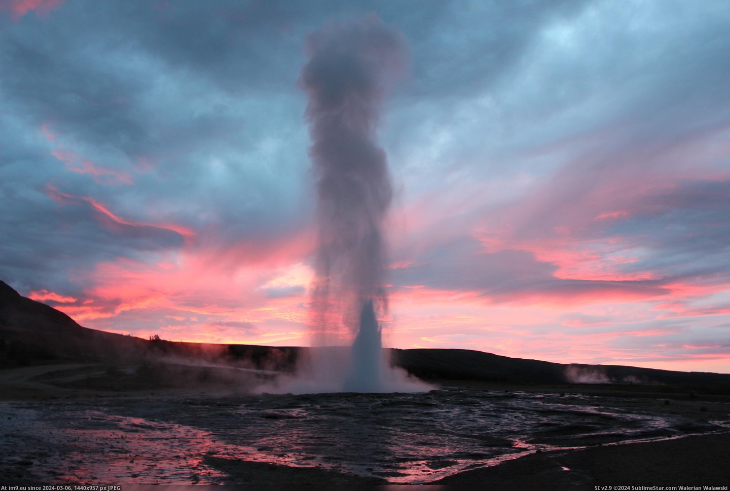 #Hot #Night #Strokkur #Iceland #Spring [Earthporn] Strokkur, hot spring in Iceland (at night) [5184 x 3456] [OC] Pic. (Image of album My r/EARTHPORN favs))