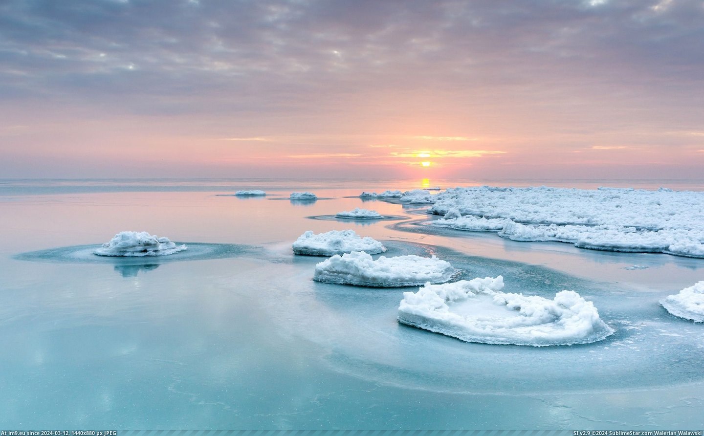 #Lake #Sunrise #Chicago #Frozen #Michigan [Earthporn] Sunrise on a frozen Lake Michigan, Chicago.  [2048x1263] Pic. (Bild von album My r/EARTHPORN favs))