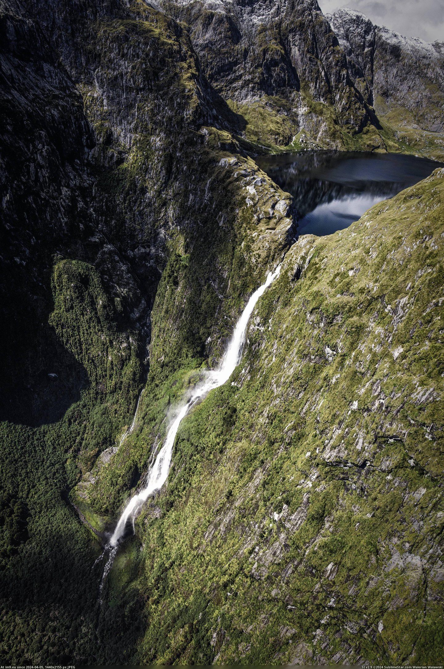 #High #Lake #Flowing #Fiordland #Falls #3456x5184 [Earthporn] Sutherland Falls flowing from Lake Quill, high up in Fiordland  [3456x5184] Pic. (Obraz z album My r/EARTHPORN favs))