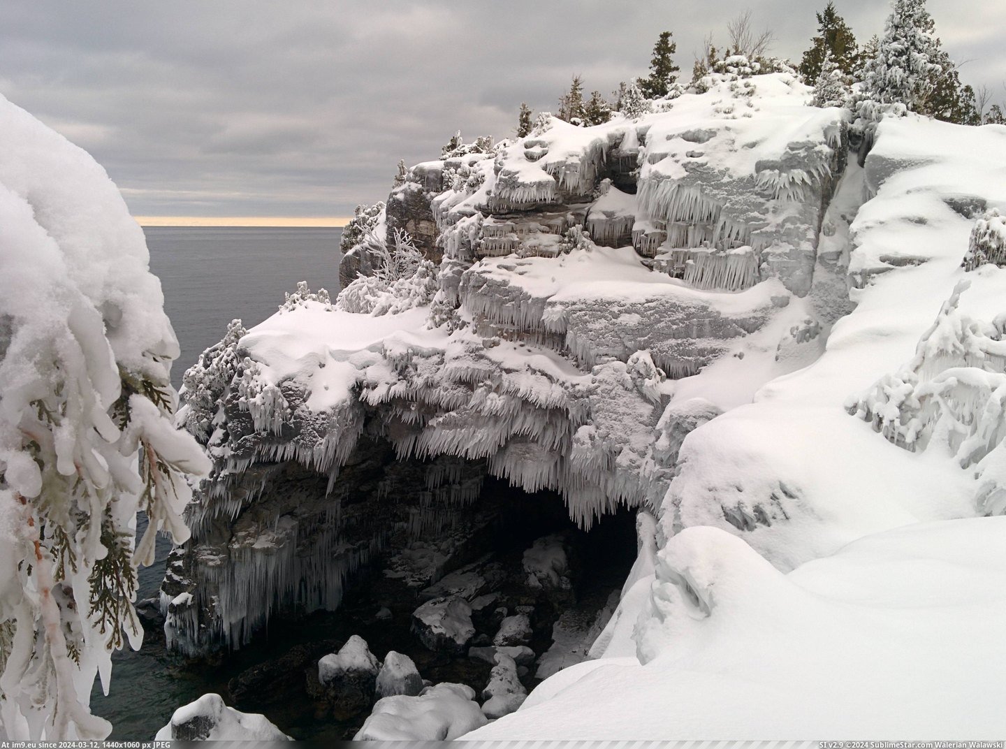 #Park #National #Ice #Bruce #Grotto #Ontario #Covered #Peninsula [Earthporn] The Ice-Covered Grotto, Bruce Peninsula National Park, Ontario CA [3200 × 2368] [OC] Pic. (Изображение из альбом My r/EARTHPORN favs))