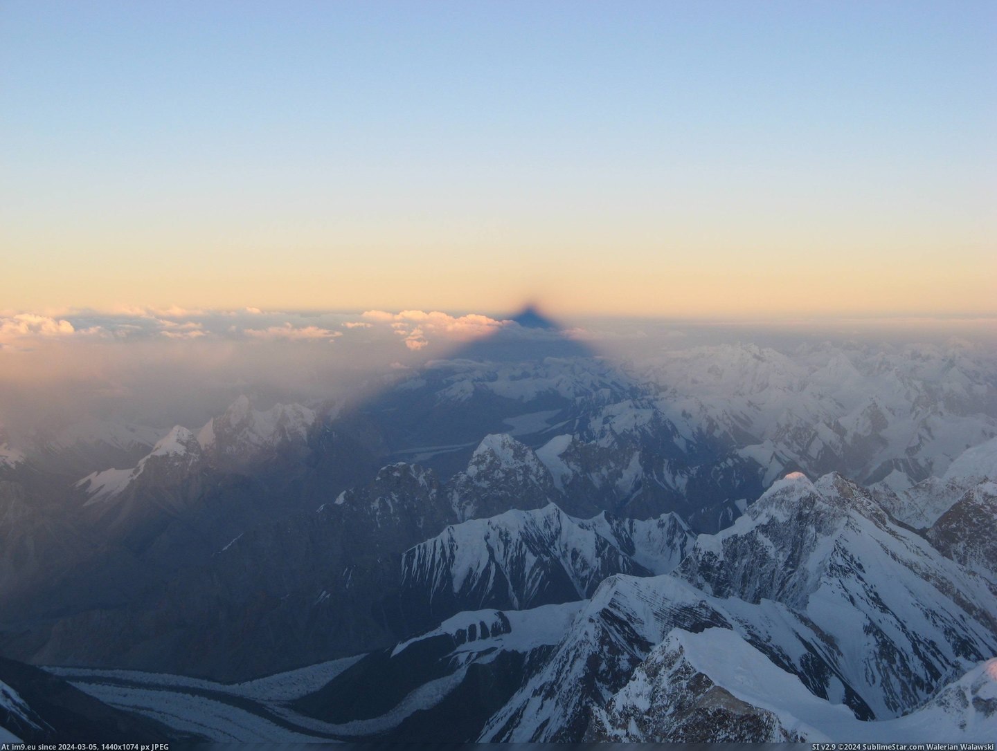 #China #Shadow #Miles #Projected #Warner #Chris #3072x2304 #Hundreds [Earthporn] The Shadow of K2, projected into China across hundreds of miles. (Chris B. Warner) [3072x2304] Pic. (Obraz z album My r/EARTHPORN favs))