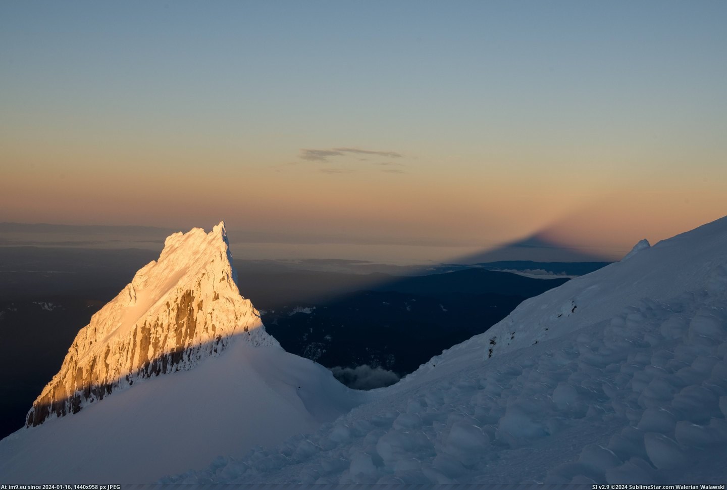 #Photo #Rock #Light #George #Jason #Shadow #Hood #Hits [Earthporn] The shadow of Mt. Hood extending out while light hits Illumination Rock  [5857x3910] Photo by: Jason George Pic. (Obraz z album My r/EARTHPORN favs))