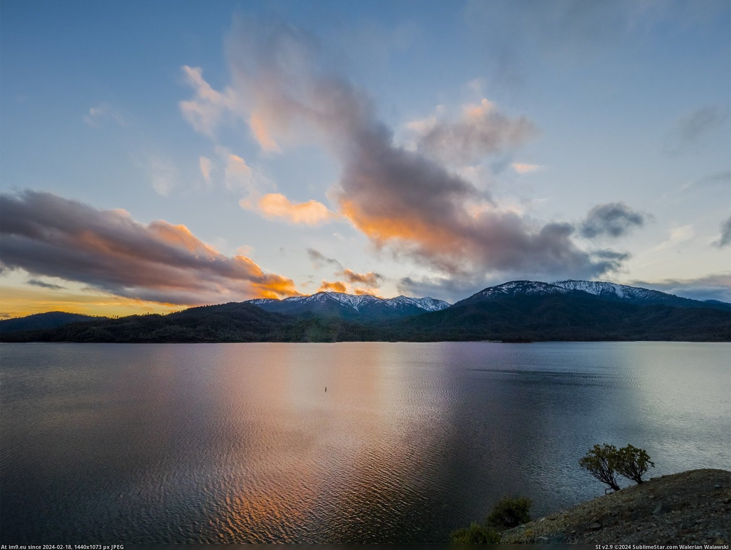 #Lake #California #Sunset #Gorgeous #Northern #Capped #Snow #Tonight #Mountains [Earthporn] Tonight's Sunset over Whiskeytown Lake in Northern California and Snow-Capped Mountains was gorgeous. [2500x1875] Pic. (Obraz z album My r/EARTHPORN favs))