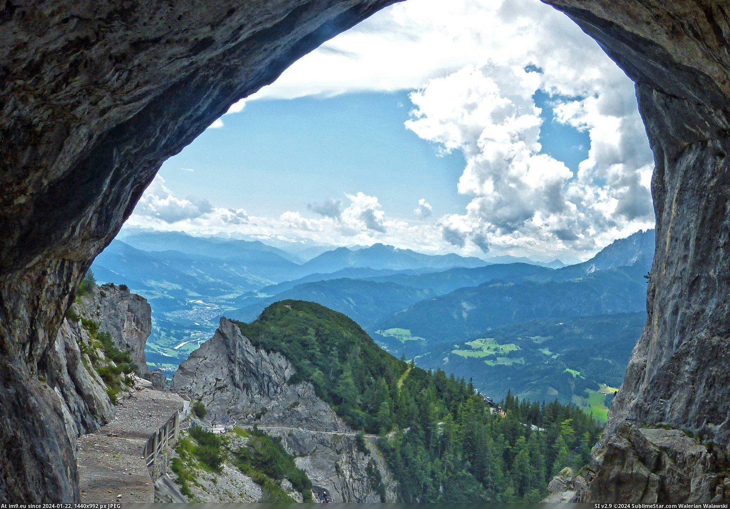 #World #Ice #Austria #Entrance #Werfen #Largest #Cave [Earthporn] View from the entrance of the largest ice cave in the world - Werfen, Austria [OC][3496x2421] Pic. (Obraz z album My r/EARTHPORN favs))