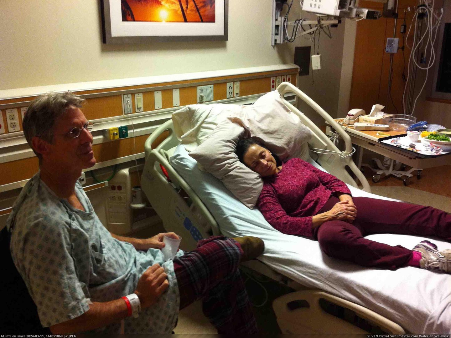#Funny #Bed #Visits #Hospital #Dad #Mom [Funny] Mom visits Dad in the hospital. Who gets the bed? Pic. (Bild von album My r/FUNNY favs))