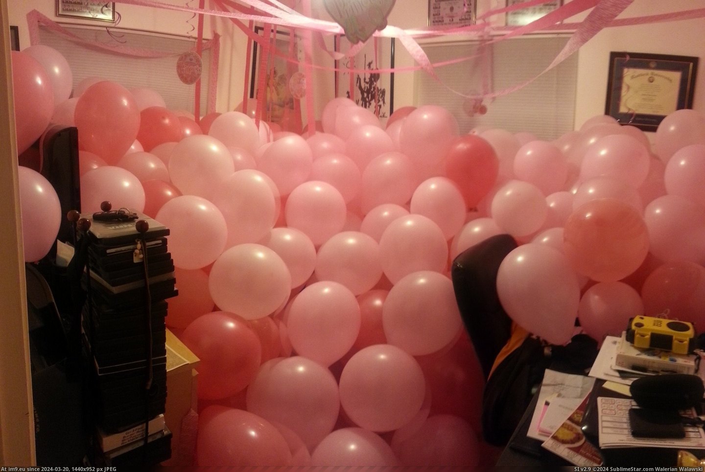 #Funny #One #Out #Roommate #Balloons #Revenge #Room #Got #Town [Funny] My roommate went out of town and came back to 400 balloons in his room. He recently got his revenge when the other one l Pic. (Obraz z album My r/FUNNY favs))