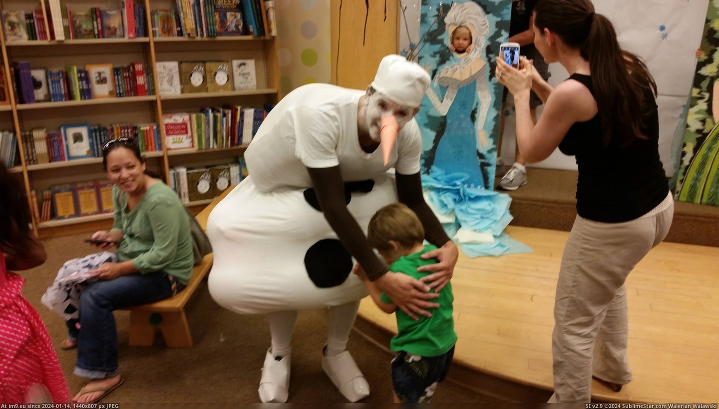 #Funny #Bad #Son #Waited #Barnes #Noble #Wasn #Elsa #Olaf [Funny] Your Elsa wasn't as bad as the Olaf my son waited for at Barnes and Noble....I don't even know what to say Pic. (Image of album My r/FUNNY favs))