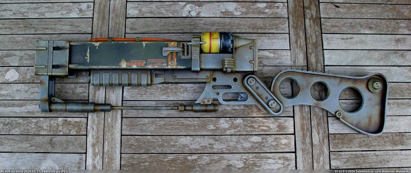 #Gaming #Friend #Laser #Replica #Prop #Fallout #Rifle [Gaming] A friend of mine made this 1:1 prop replica Fallout 3 Laser Rifle 2 Pic. (Bild von album My r/GAMING favs))