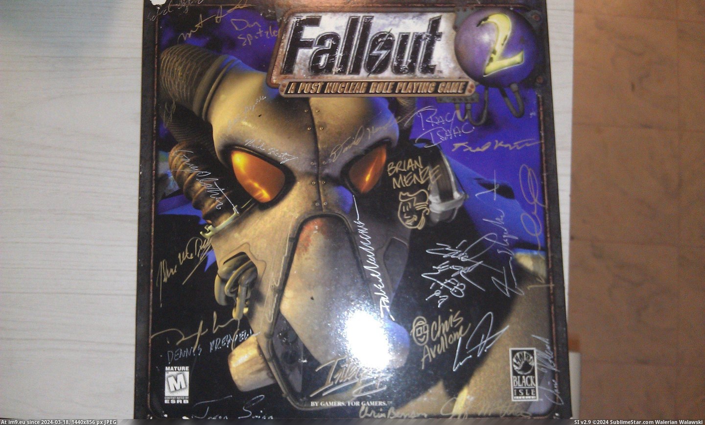 #Gaming #Out #Team #Contest #Development #Dug #Won #Fallout #Signed [Gaming] Dug this out. My copy of Fallout 2 signed by the development team that I won in a contest. Pic. (Obraz z album My r/GAMING favs))