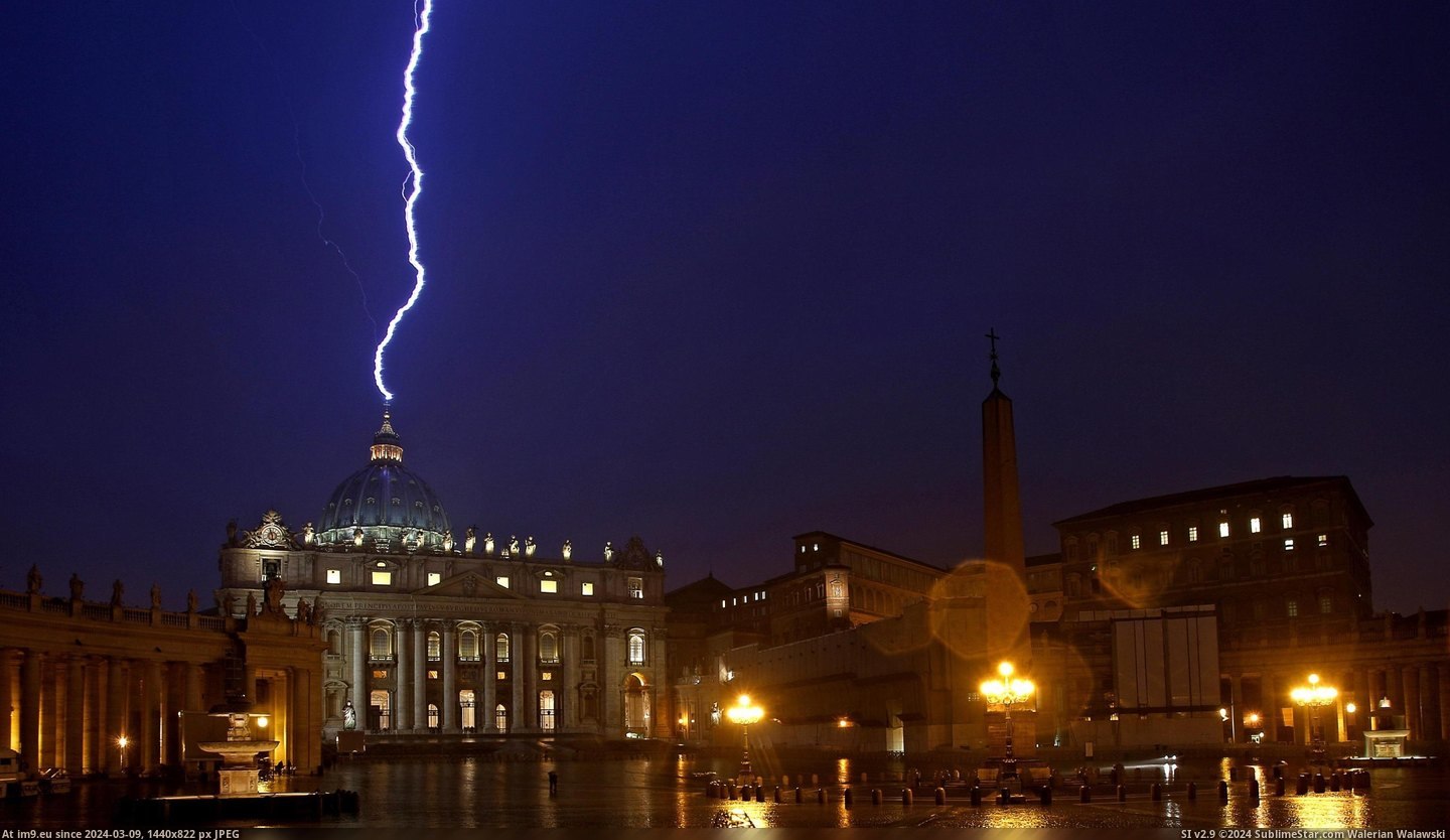 #Photo #Night #Dark #Strange #Pope #Strikes #Resigns #Lightning #Peters #Basilica #Strike Lightning strikes St Peters Basilica as Pope resigns Pic. (Bild von album Rehost))