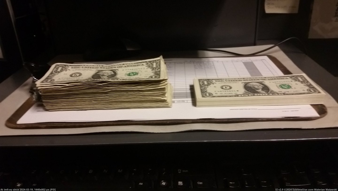 #Brand #Circulation #Bills [Mildlyinteresting] 100 $1 bills that have been through circulation next to 100 brand new $1 bills. Pic. (Image of album My r/MILDLYINTERESTING favs))