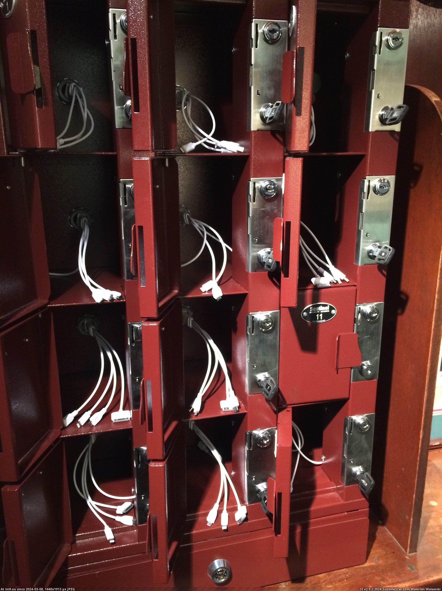 #Local #Store #Phone #Rent #Charges #Area #Bar #Locker [Mildlyinteresting] A local bar has an area where you can rent a locker to store your phone while it charges Pic. (Obraz z album My r/MILDLYINTERESTING favs))