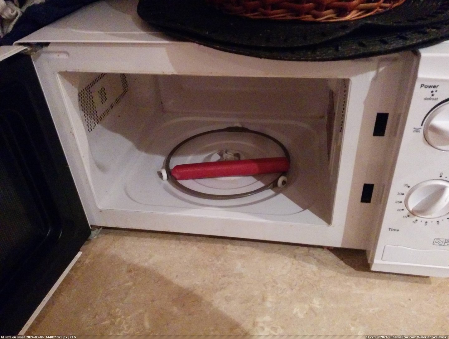 #Light #Speed #Calculating #Sausage #Microwave [Mildlyinteresting] Calculating the speed of light with a sausage (and a microwave) 2 Pic. (Obraz z album My r/MILDLYINTERESTING favs))