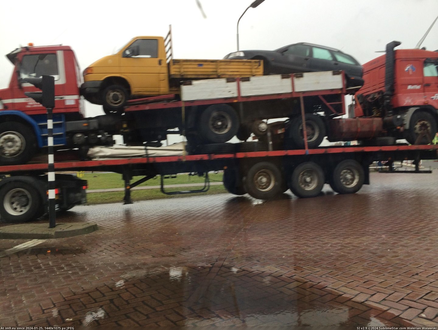 #Car  #Truck [Mildlyinteresting] Car upon a truck upon a truck upon a truck upon a truck. 1 Pic. (Obraz z album My r/MILDLYINTERESTING favs))