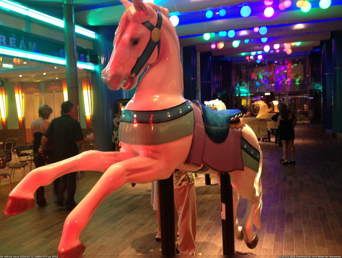 #Album #Creation #Carrousel #Horse [Mildlyinteresting] Creation of a carrousel horse [OC-Album] 5 Pic. (Obraz z album My r/MILDLYINTERESTING favs))