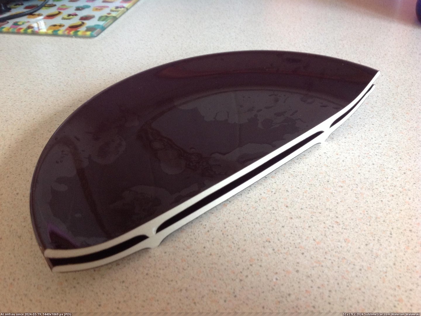 #Broke #Plate #Washing #Dropped [Mildlyinteresting] Dropped a plate when washing up - it broke exactly in half Pic. (Obraz z album My r/MILDLYINTERESTING favs))