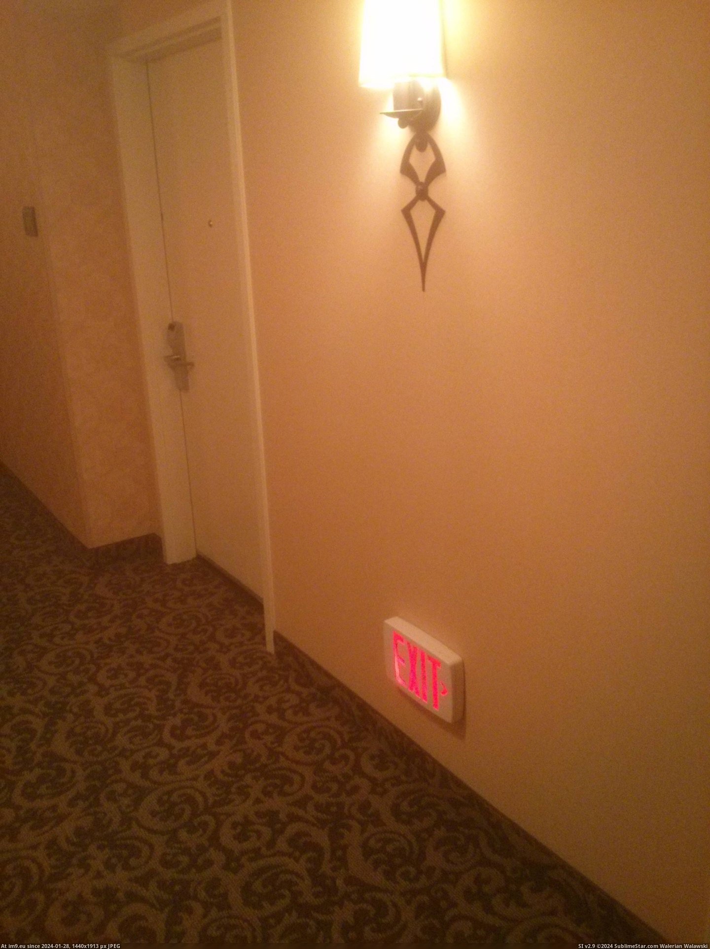#Hotel #Hallway #Exit #Floor [Mildlyinteresting] Found an exit sign near the floor of a hotel hallway Pic. (Изображение из альбом My r/MILDLYINTERESTING favs))
