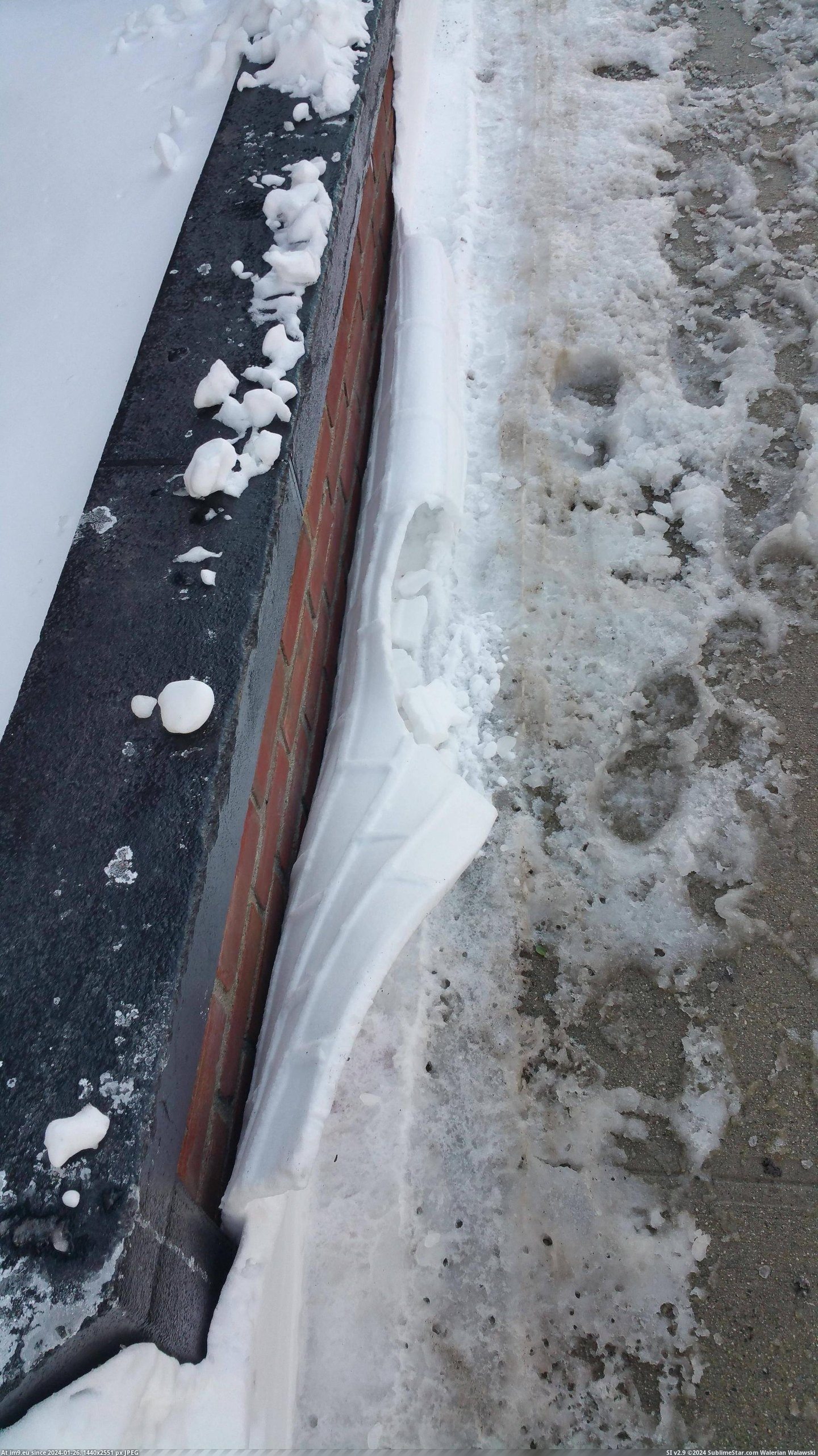 #Snow #Peeled #Bricks [Mildlyinteresting] How the snow peeled away from the bricks Pic. (Bild von album My r/MILDLYINTERESTING favs))