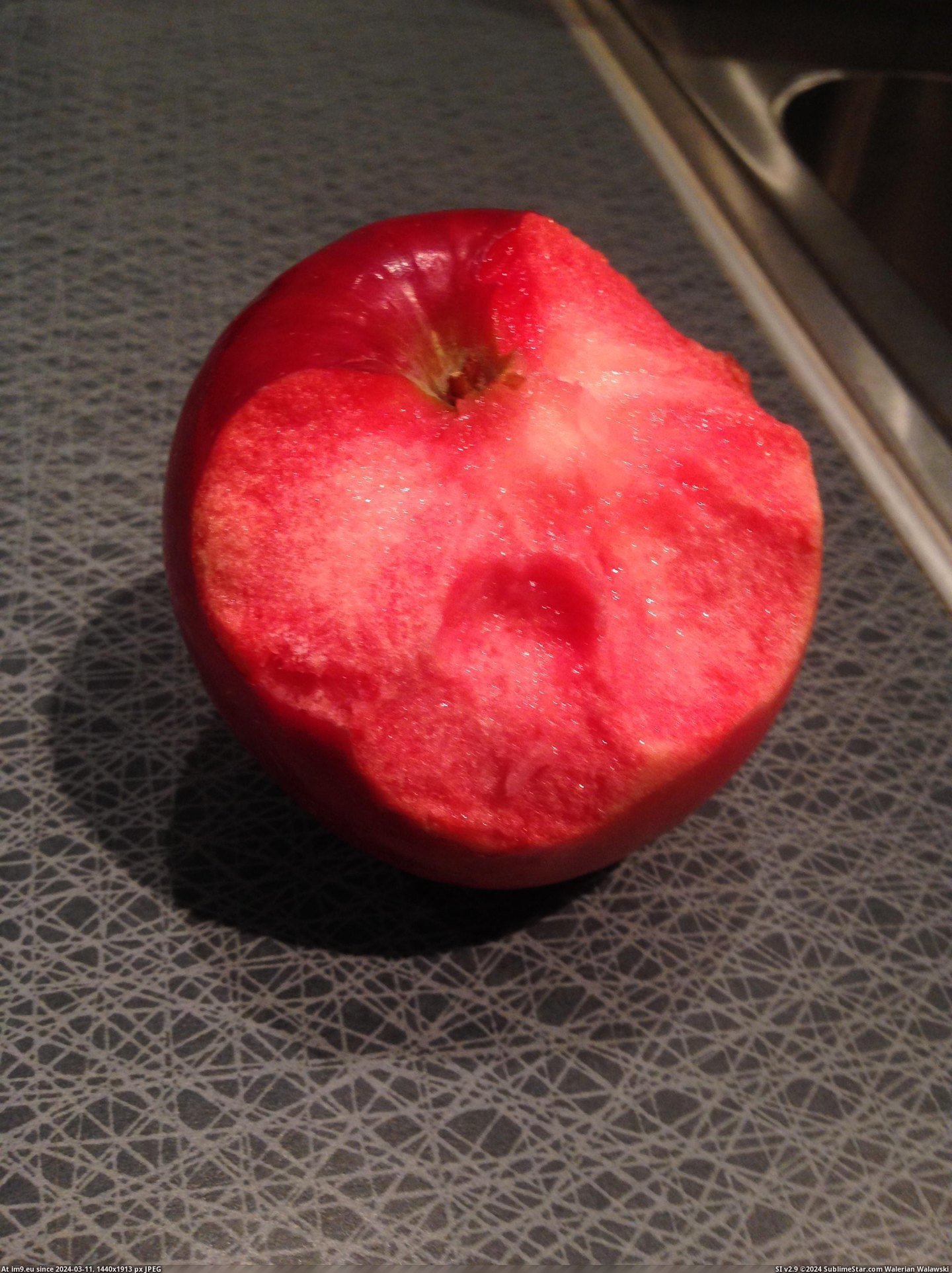 #Red #Ate #Flesh #Apple [Mildlyinteresting] I ate an apple with red flesh today Pic. (Изображение из альбом My r/MILDLYINTERESTING favs))