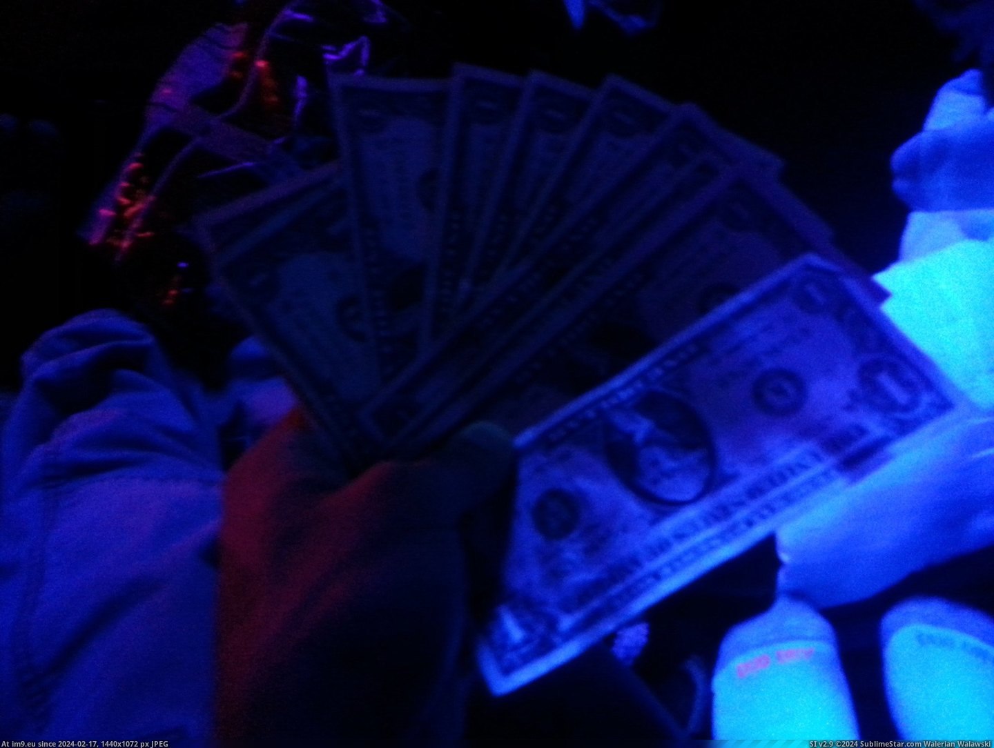 #One #Out #Party #Blacklight #Glowed #Pulled #Handful #Bills [Mildlyinteresting] I pulled out a handful of $1 bills at a blacklight party, and only one glowed. Pic. (Obraz z album My r/MILDLYINTERESTING favs))