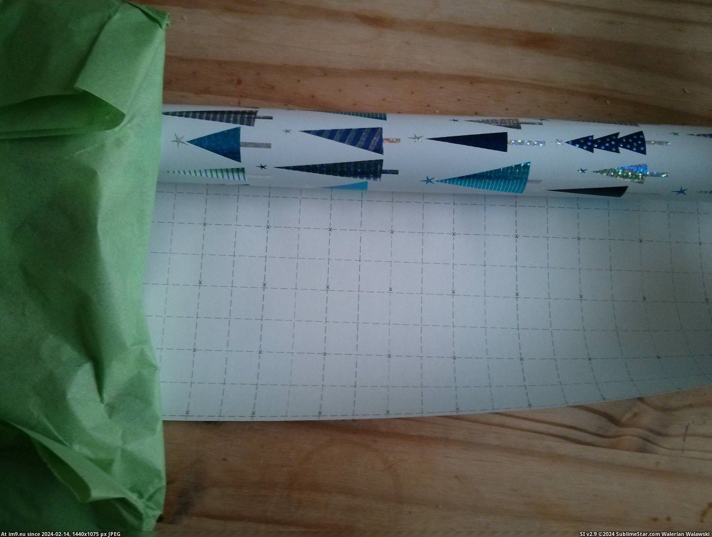 #Christmas #Lines #Wrapping #Scissor #Guide #Paper [Mildlyinteresting] My Christmas wrapping paper has scissor guide lines Pic. (Obraz z album My r/MILDLYINTERESTING favs))