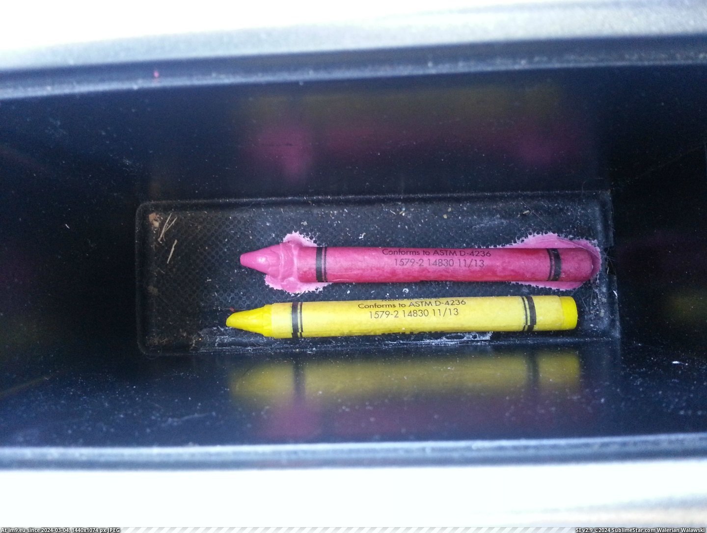#One #Pink #Car #Melted #Crayons #Left #Daughter #Yellow [Mildlyinteresting] My daughter left crayons in my car. The pink one melted, but the yellow one didn't. Pic. (Bild von album My r/MILDLYINTERESTING favs))