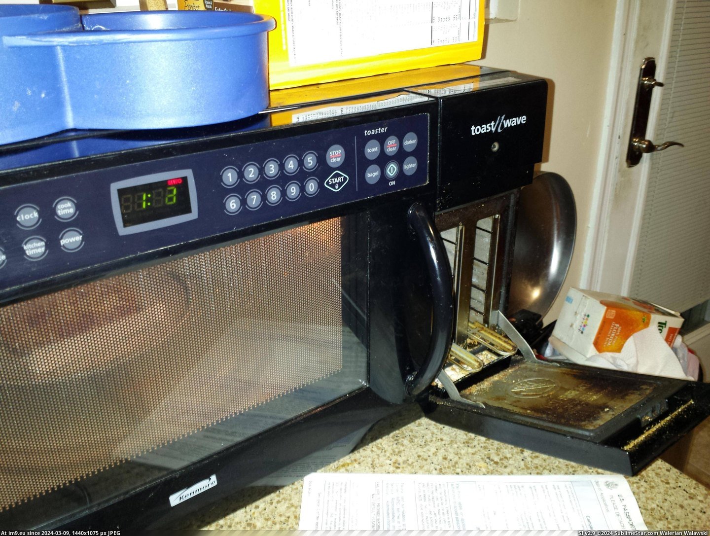 #Friend #Microwave #Toaster #Built [Mildlyinteresting] My friend's microwave has a built in toaster Pic. (Image of album My r/MILDLYINTERESTING favs))