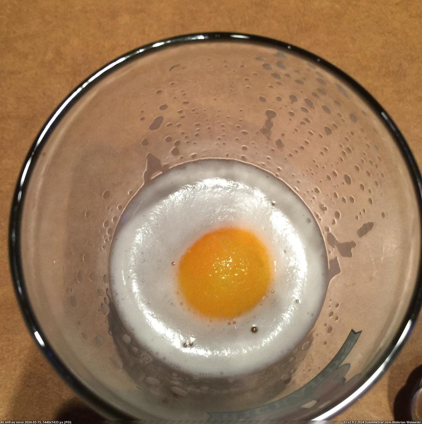 #Friends #Egg #Fried #Beer [Mildlyinteresting] My friends beer looks like a fried egg. Pic. (Obraz z album My r/MILDLYINTERESTING favs))