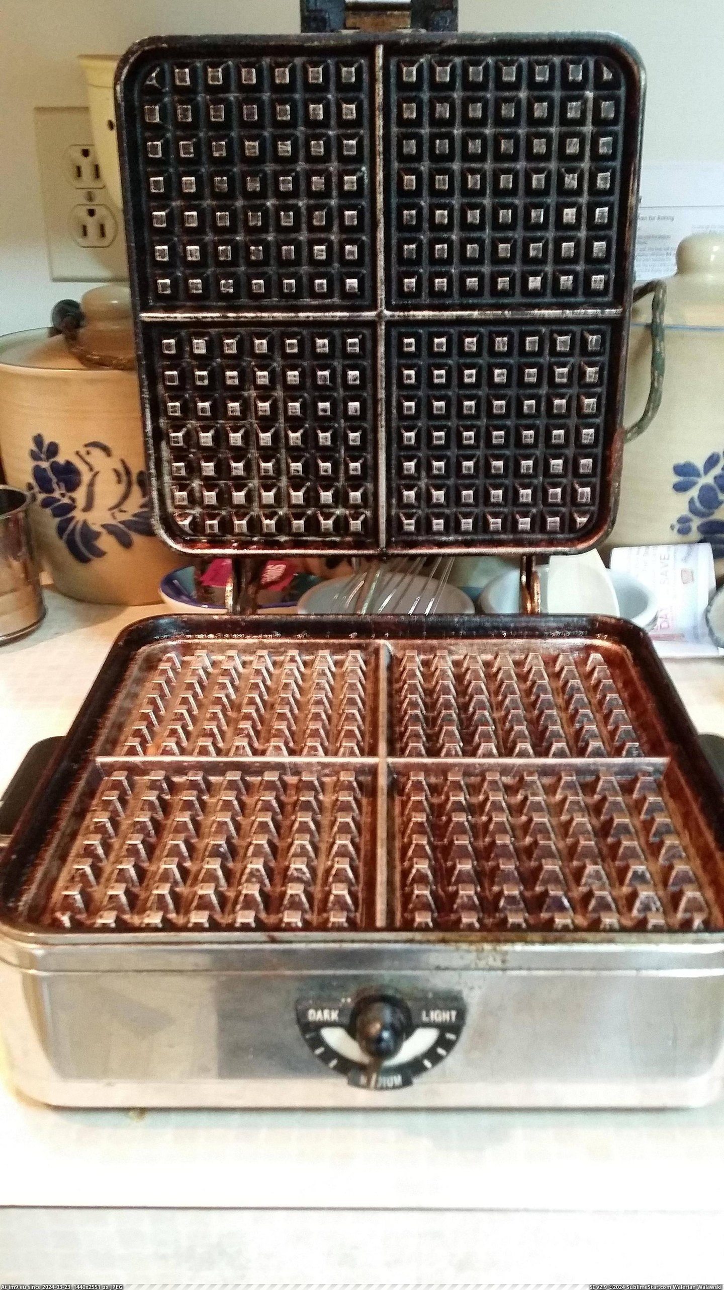 #Iron #Waffle #Grandma [Mildlyinteresting] My grandma has used the same waffle iron since 1955. Pic. (Obraz z album My r/MILDLYINTERESTING favs))